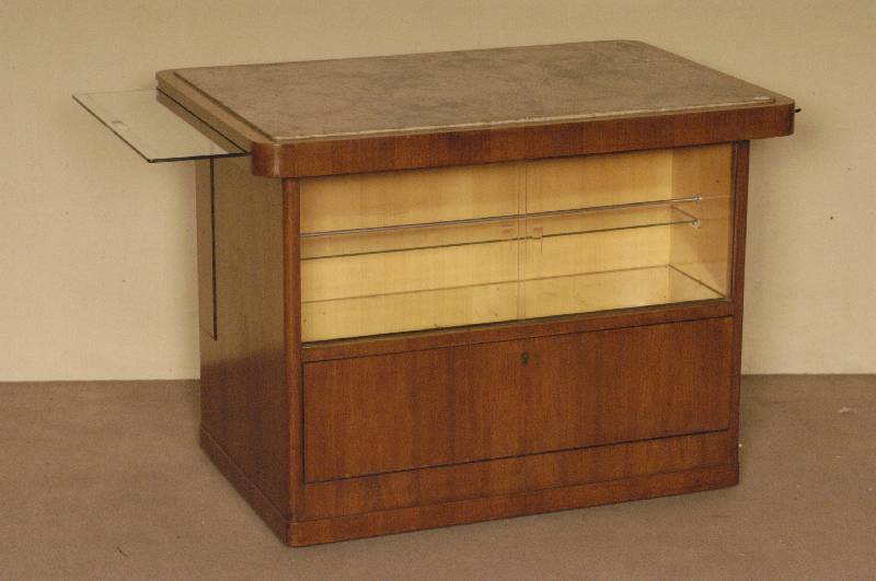 BarschrÄnkchen, deutsch, um 1920, ArtDeco, Korpus Weichholz, Nußbaumfurnier, SchiebetÜren verglast, Arbeitsplatte aus Marmor, unter der Platte 2 ...
