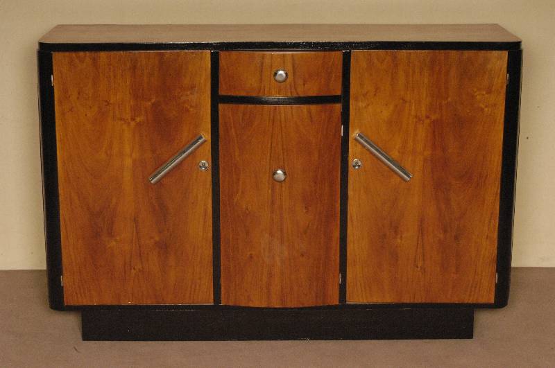 ArtDeco-Sideboard mit Bar, Frankreich, um 1920 Nußbaum gespiegelt furniert, zum Teil schwarz abgesetzt, das Mittelteil bestehend aus Schublade ...