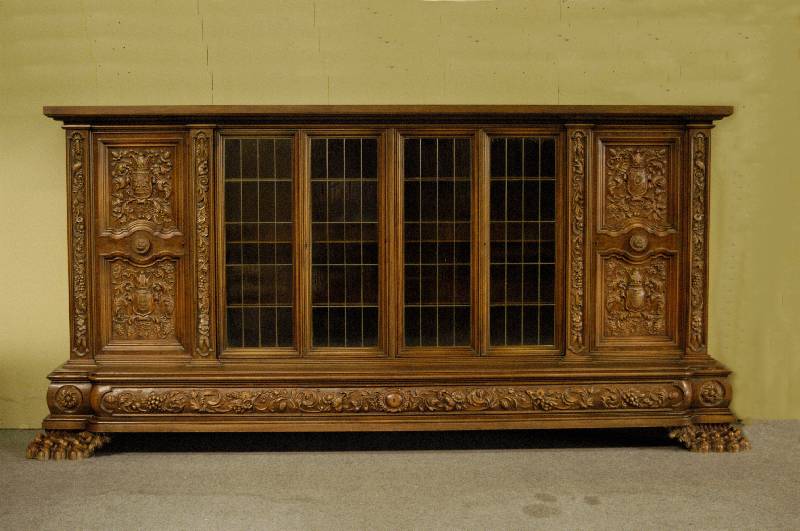 BÜcherschrank, deutsch, um 1960/65, Korpus Weichholz, Buche und Nußbaum massiv, Front mit reicher Bildhauerarbeit von allerbester QualitÄt, ...
