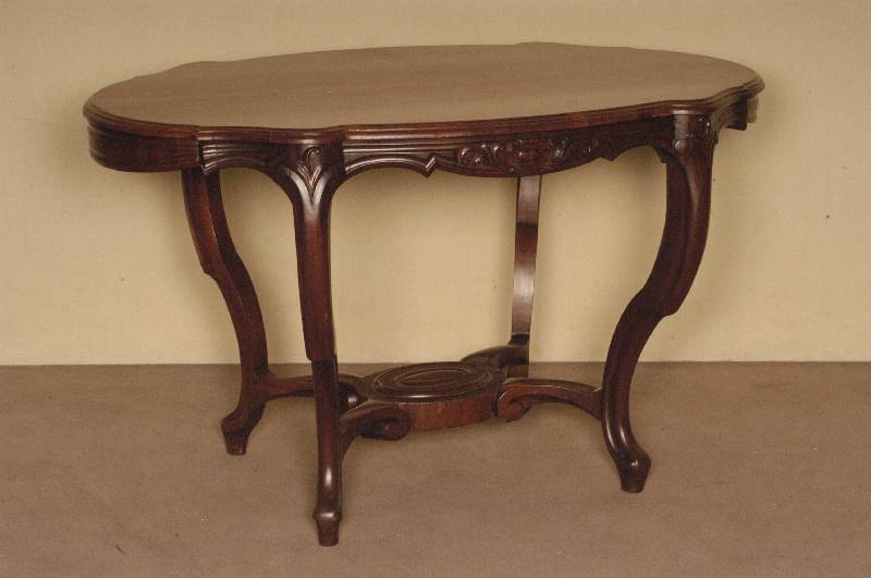 Salontisch, deutsch, um 1840/50, Korpus Weichholz, Pyramidenmahagonifurnier gespiegelt, z.T. alt belassen, Zarge und Beine vielfach geschwungen, ...