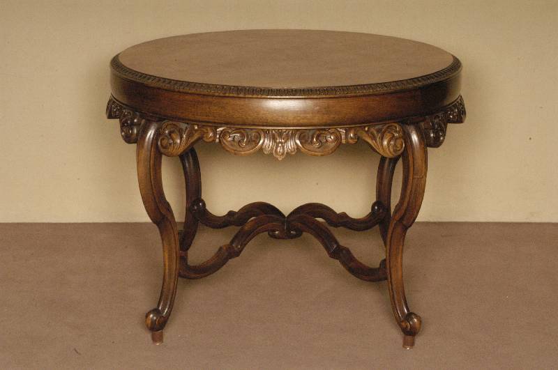 Salontisch, deutsch, um 1910, Gestell Nußbaum massiv, Beine doppelt geschweift, gerieft, in Veluten auslaufend, Beine verschrÄnkt, vielfach ...