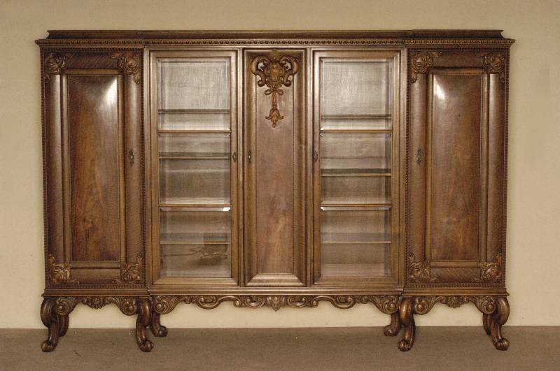 Vielzweckschrank, deutsch/Ungarn, um 1925/30 , z.T. Nußbaum massiv, Nußbaumfurnier, Schnitzereien Bildhauerarbeit aus dem Vollholz , Zierleisten ...