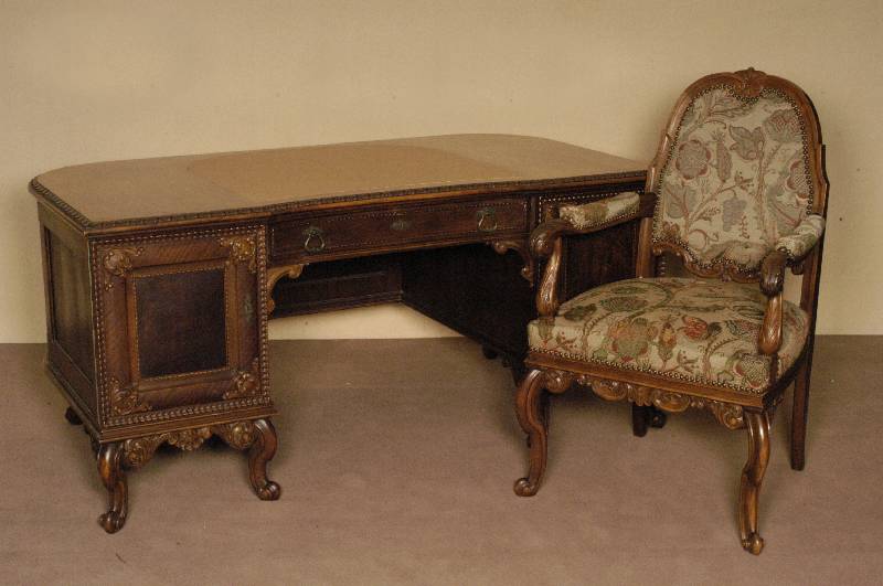 Damenschreibtisch, deutsch, um 1910, Barockstil mit Renaissanceeinfluß, FÜße geschwungen, Zarge geschnitzt, Akanthusblatt- und ...