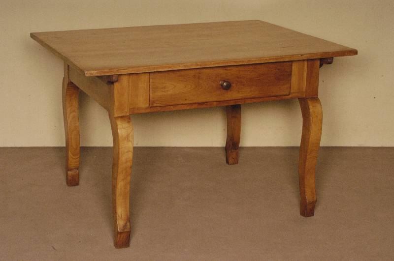 Dekorativer bÄuerlicher Tisch, sÜddeutsch, Mitte 19. Jhd., Kirschholz massiv, Alters- und GebrauchsschÄden, ca. 77x121x91 cm
