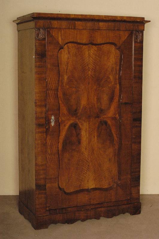 SpÄtbiedermeierschrank, um 1860, eintÜrig, Nußholz furniert, Innen Vorrichtung fÜr Einlagebretter, kleinere FurnierschÄden, Riß im ...