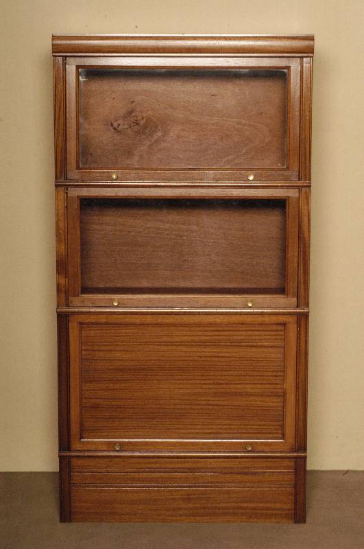 BÜcherschrank/Bookcase, England, um 1920, Mahagoni massiv, MessingbeschlÄge, patentiert unter der Bezeichnung "elastic book case", ...