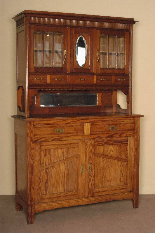 Buffetschrank, deutsch, um 1900, Weichholz, Pitchpine, Oberteil zweitÜrig verglast, facettiert, 5 SchÜbe, Perlleistenverzierung, eingelassenes ...