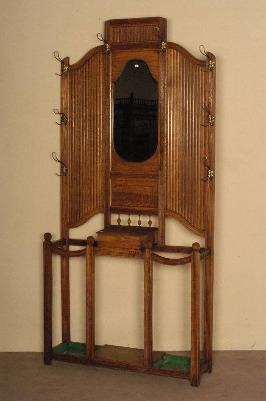 Gaderobe, deutsch, um 1900, Eiche massiv, aufwendiges Rillendekor, Verstrebungen gerieft , Spiegel facettierte AusfÜhrung, 2 SchirmstÄnder, ...