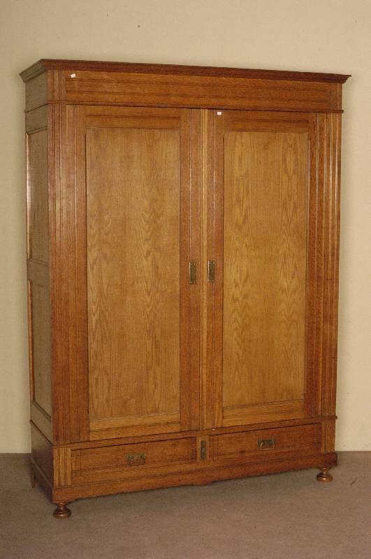 Kleiderschrank, deutsch, um 1900, Eiche massiv, zweitÜriges MÖbel mit Rillendekor, Kopfteil gerader Abschluß mit getreppter Kranzleiste, ...