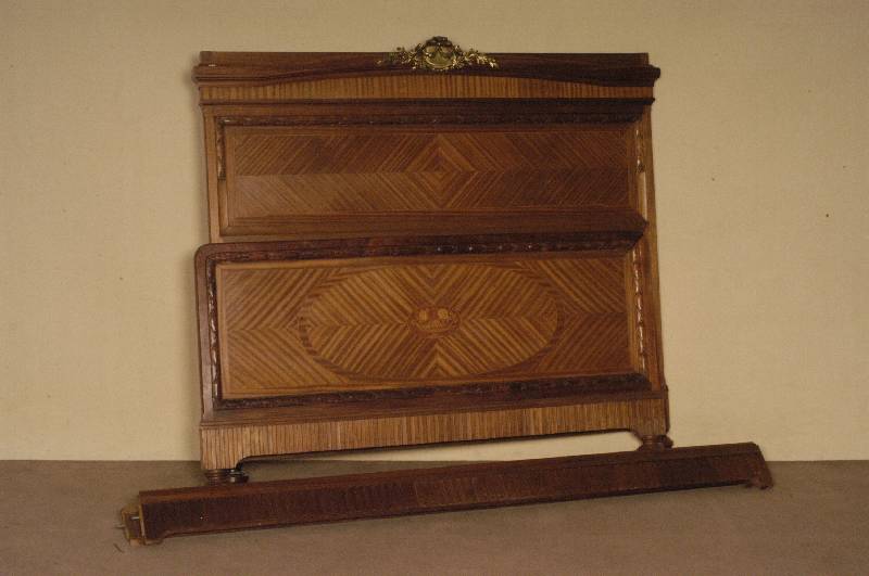 Bett, Frankreich, um 1880, Nußbaum massiv, Nußbaumfurnier, aufwendiges Furnierbild, 4 -fach gespiegelt in den Inlets, halb umlaufende ...
