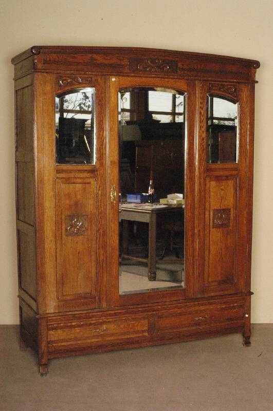Kleiderschrank, deutsch, um 1900, Eiche massiv, Jugendstil, 3-tÜriges MÖbel, MitteltÜr mit facettiertem Spiegel, kleine SeitentÜren, mit ...
