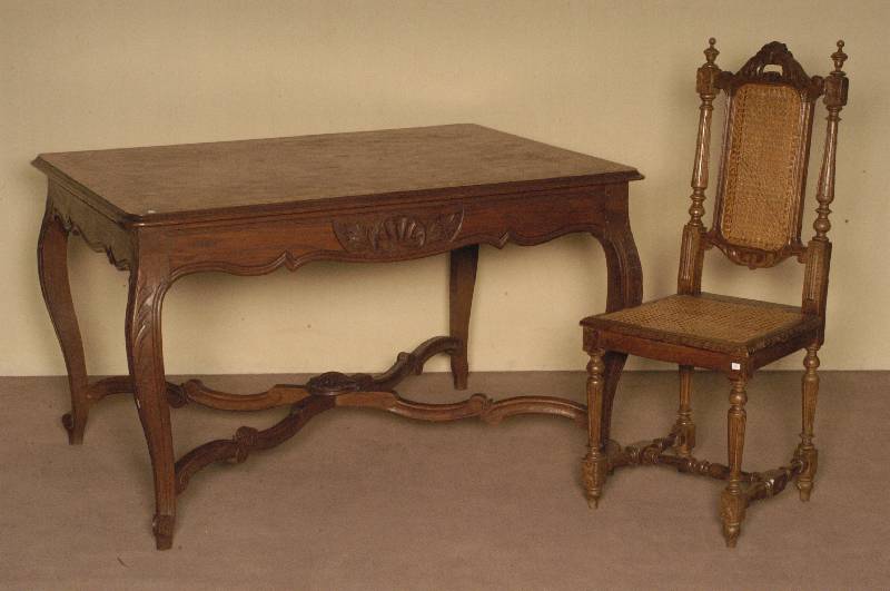 Tisch, Belgien, um 1880, Aachen/LÜttich, Renaissancestil, Eiche massiv, Tisch mit 4 geschwungenen Beinen floral beschnitzt, Beine ...