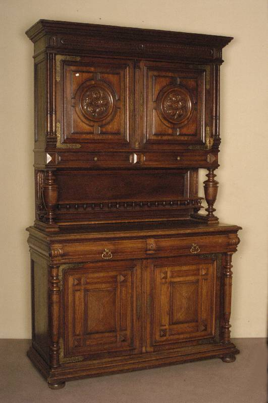 Buffetschrank, Belgien, um 1880, Eiche massiv, Henry II, Unterteil mit zwei TÜren, aufgesetzte geometrische Muster, TÜrinlets mit ...