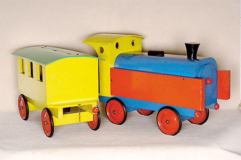 Holzeisenbahn fÜr Kinder, 80er Jahre, bunt staffiert, mit Lok, Kipplore und Personenwagen , bespielt, sammelw.