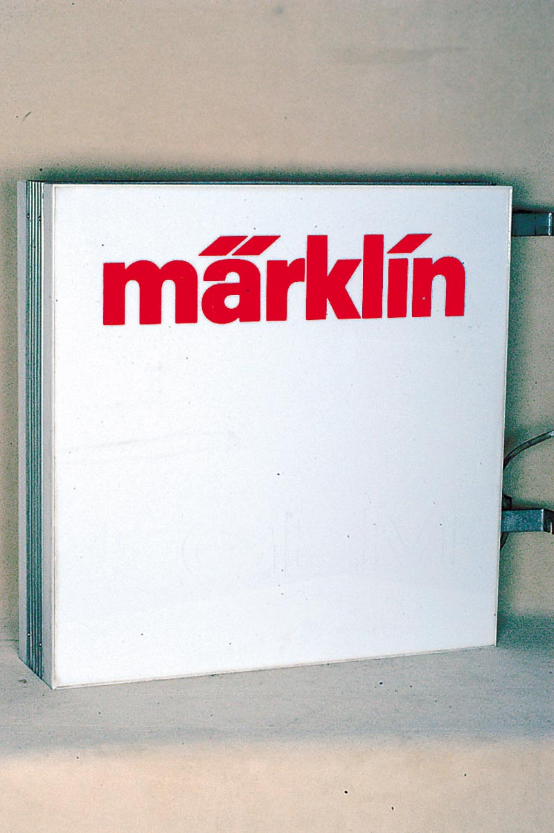 MÄrklin-Reklameschild, 80er Jahre, mit Beleuchtung und Wandhalterung, sehr guter Zustand, ca. 80 x 80 cm, selten