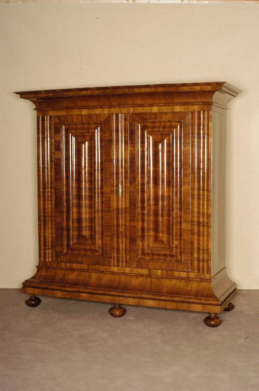 Frankfurter Wellenschrank, deutsch, um 1760/70 , Korpus Weichholz, Nußbaumfurnier, Front z.T. auf Rahmen gearbeitet, TÜren und Seiten ...
