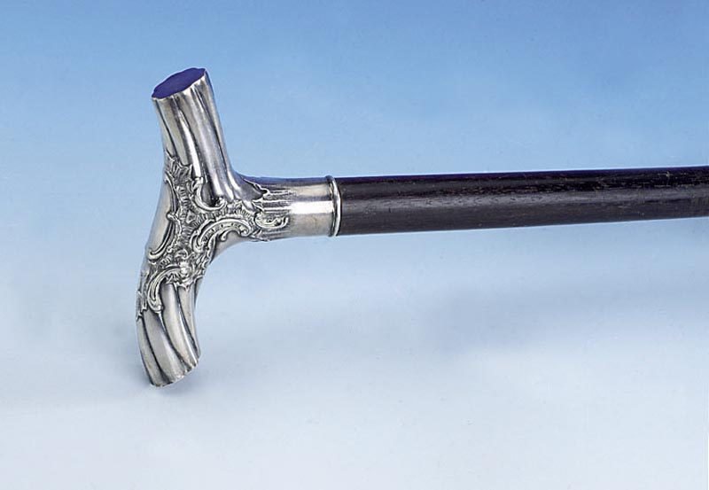 FritzkrÜcke, deutsch um 1900, Silber gepr., Oberteil in Form eines gewundenen Rohres mit asymm. Rokaillendekor, Kartusche leer, Schuß Rotbuche ...