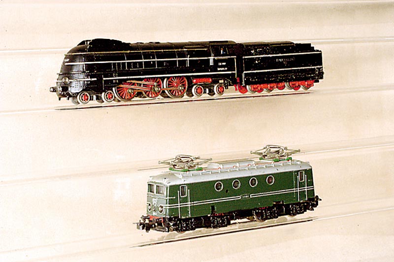 Stromliniendampflok, MÄrklin, 1951-53, Spur HO, SK 800, schwarz, im orig. Karton, intakt , bemalter Heizer und LokfÜhrer, l. Lackabplatzungen, ...