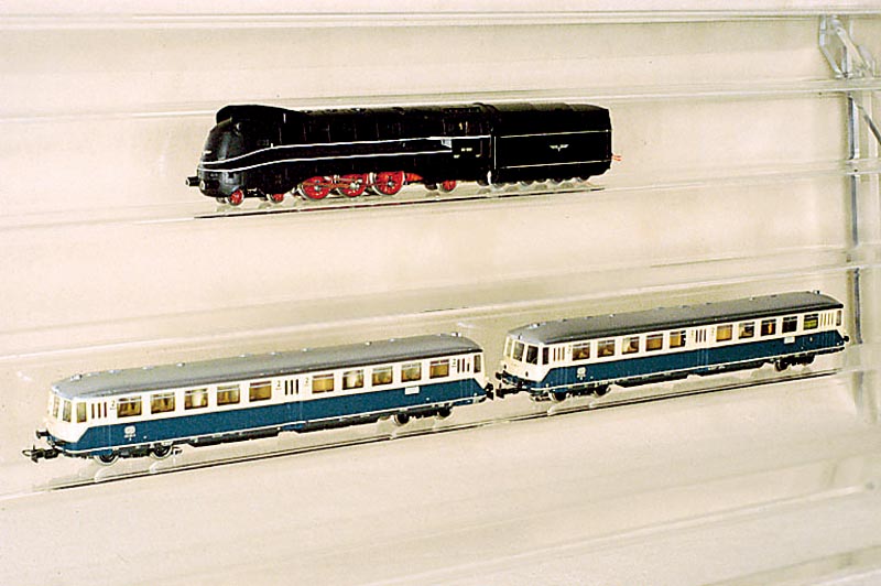 Stromlinienlok, MÄrklin, 1973, Spur HO, Nr. 3094, schwarz, intakt, sehr guter Zustand, im orig. Karton (oben)