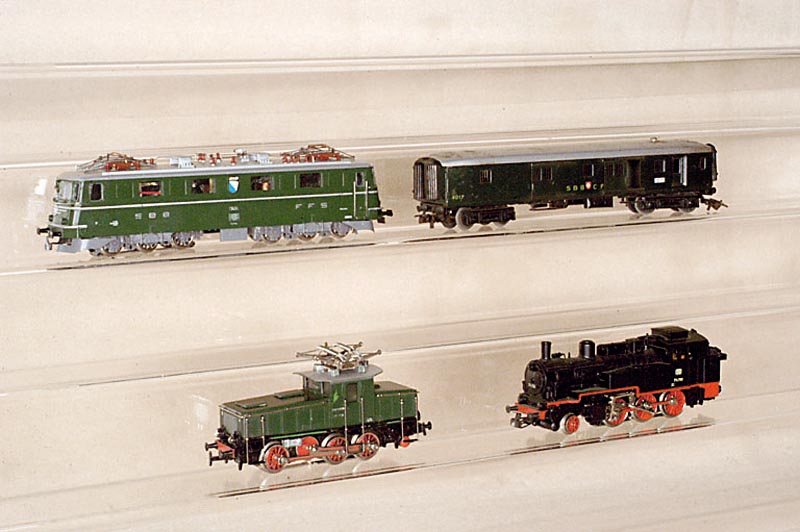 E-Lok, MÄrklin, 1964-77, Spur HO, Nr. 3050, olivgrÜn, intakt, guter Zustand, dazu ein GepÄckwagen mit Aufschrift 4017, dieser bespielt u. z.T. ...