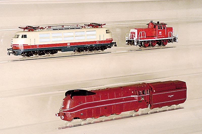 Stromlinienlok, MÄrklin, 1969, Spur HO, Nr. 3089, rot, intakt, min. bespielt, im orig. Karton (unten)