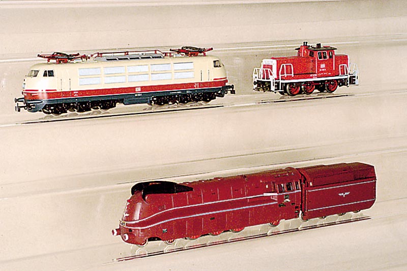 E-Lok, MÄrklin, 1974-1776, Spur HO, Nr. 3054 , rot/beige, Lok lÄuft, Überholung wird jedoch empfohlen (li. oben)