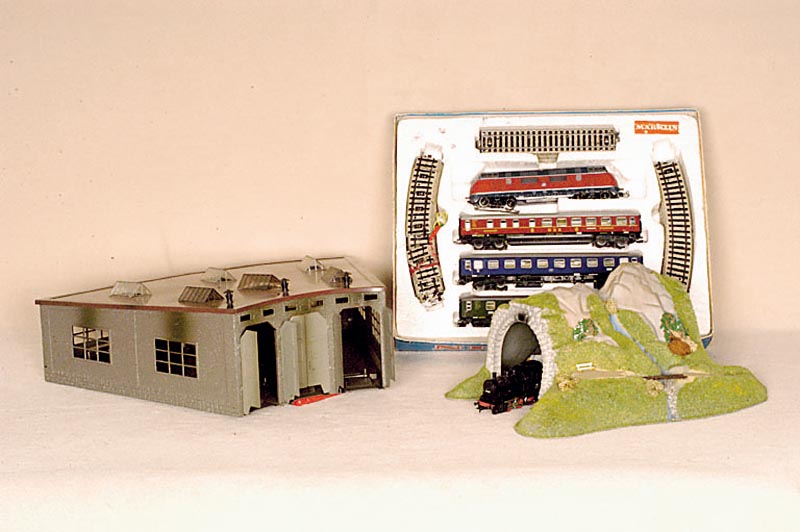 Lokschuppen, MÄrklin, 1976, Spur HO, Nr. 7028, 411 B, unbespielter Zustand, im orig. Karton, sammelw.