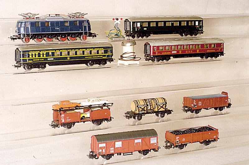 Konvolut 10 GÜterwagen, MÄrklin, 60er Jahre, Spur HO, Nr. 4603, 4604, 4602, 2 x 4601, 4608, 4613 (komplett mit Autos in Grau, Gelb und Orange), ...