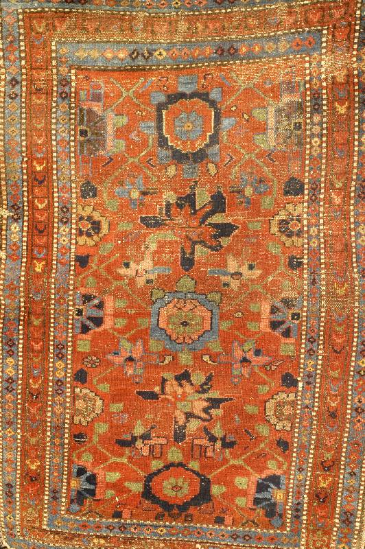 Malayer, Persien, um 1900, Wolle auf Baumwolle, ca. 155 x 102 cm, Schätzwert: 900.- EURO, EHZ: 4-5. Sehr seltenes Motiv, reine Pfl anzenfarben.