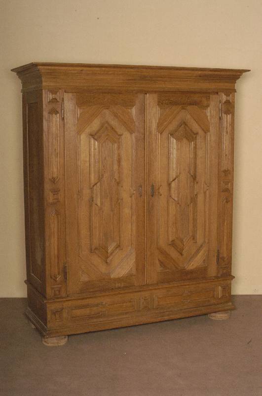 Dielenschrank, im norddeutschen Stil von 1720/30, Eiche massiv, aufgesetzte Schnitzereien bzw. Appliken, Seiten und Front auf Rahmen gearbeitet, ...