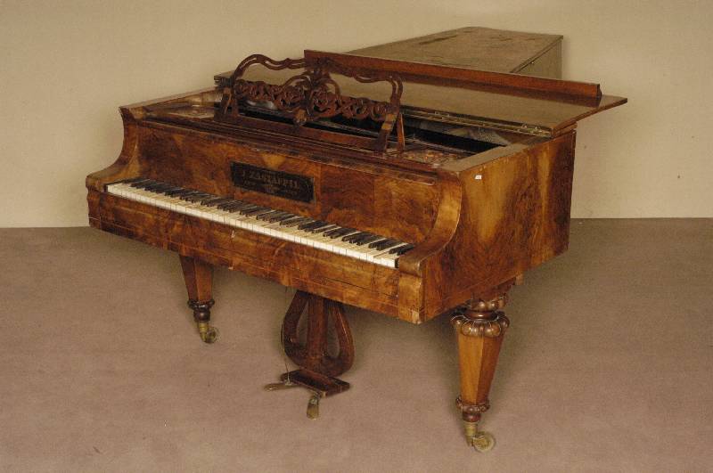 KonzertflÜgel, Österreich/Wien, um 1835/40, SpÄtbiedermeier, Korpus Hartholz/Weichholz, ausgesuchtes Wurzelnußfurnier z.T. gespiegelt, bzw. 1 ...