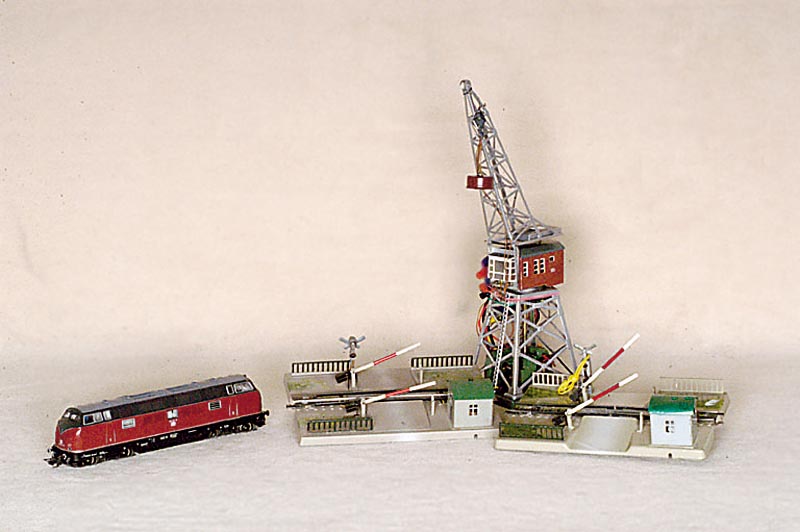 Diesellok, Fleischmann, 80er Jahre, Spur HO, fast unbespielt, Betr.-Nr- 221 111-8, rot -schwarz, Fkt. nicht geprÜft