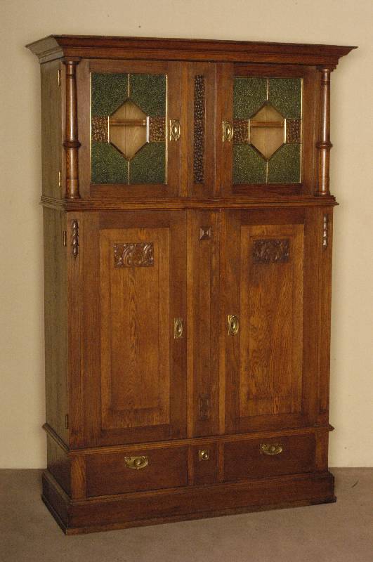 Mehrzweckschrank, deutsch, um 1900, Korpus Weichholz, Eichefurnier, Fußleiste als Sockel, Lisenen z.T. mit gedrechselten VollsÄulen, massive ...