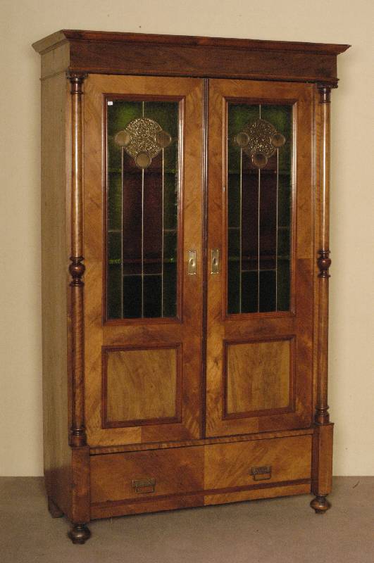 BÜcherschrank, deutsch, um 1890, Jugendstileinfluß, Korpus Weichholz, Nußbaumfurnier, auf KugelfÜssen, eine Schublade, Lisenen mit ...