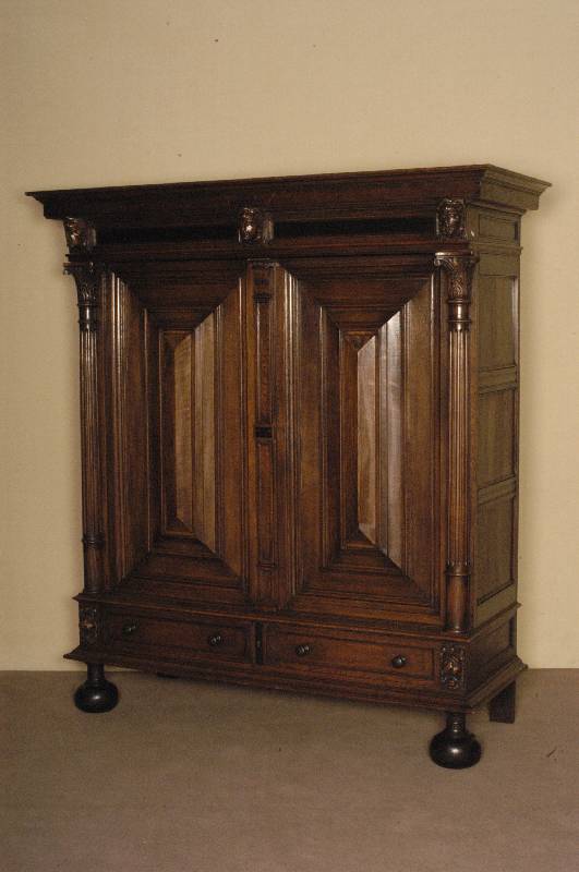Schrank, deutsch, um 1860, SpÄtrenaissance, Eiche massiv, auf balusterfÖrmigen FÜßen, Lisenen mit vorgesetzten, gedrechselten VollsÄulen, ...