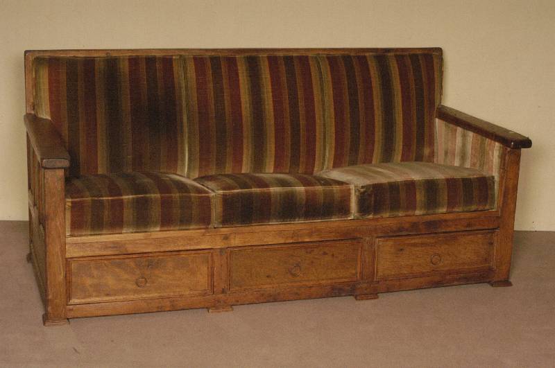 Sofa, deutsch/wohl MÜnchen, um 1800, Eiche massiv, unter der Polsterung 3 Schubladen, RÜckenlehne mit verschiedenen FÜllungen aus dem Vollholz, ...