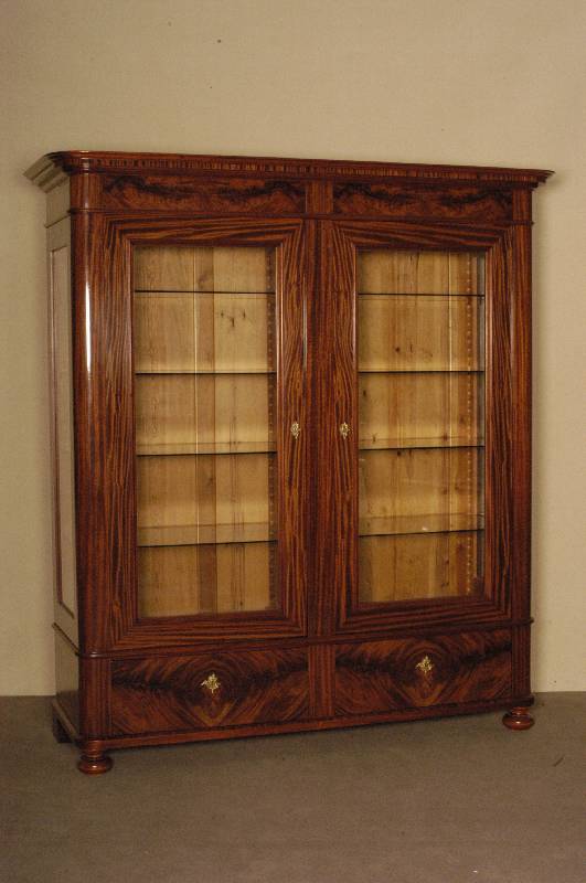 Schrank, deutsch, um 1830, SpÄtbiedermeier, Korpus Weichholz, Mahagonifurnier, auf KugelfÜßen, abgerundete Ecken, 2 Schubladen, 3-seitig ...