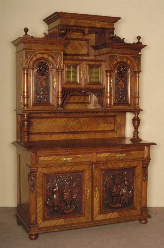 Aufsatzbuffet, deutsch/wohl Berlin, um 1870, GrÜnderzeit, Korpus Weichholz, Nußbaum massiv, Nußbaumfurnier, auf KugelfÜßen, Unterteil ...