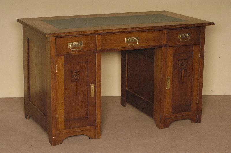 Schreibtisch, deutsch, um 1900, Jugendstil, Korpus Weichholz, Eichefurnier, 2-tÜrig, FÜllungen mit aufgesetzten Schnitzereien, BlÜtenmotiv, ...