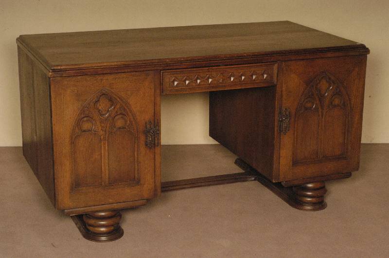 Schreibtisch, deutsch, um 1910, gothischer Stil, Korpus Weichholz, Eiche massiv, z.T. Eichefurnier, 2-tÜrig, FÜllungen in Kirchenfensterform, in ...