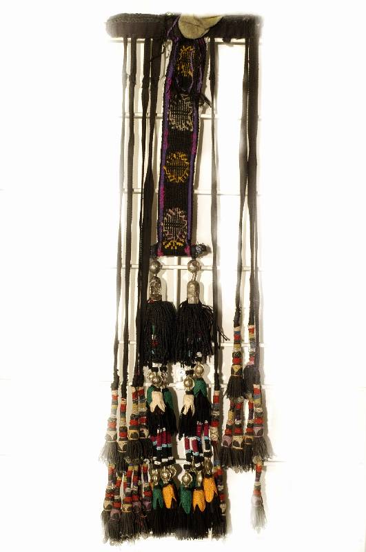 Zopf-Schmuck, Turkestan, um 1880, Schätzwert: 1100.- EURO, EHZ: 2, ca.65cm lang. Seidenstickerei mit Seidenquasten, Seiden- knoten, Silber-und ...