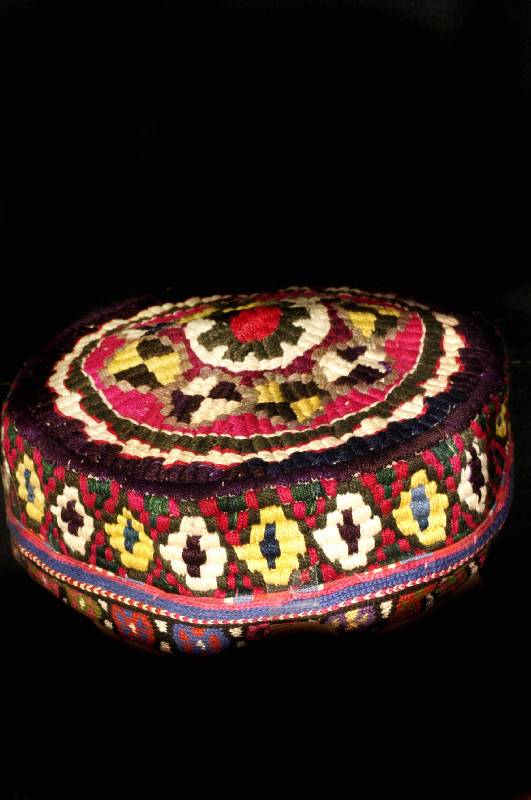 Uzbekische Steppmütze, um 1900, Schätzwert: 900.- EURO, EHZ: 2.Durchm. 15cm Unikat, aus einer deutschen Privatsammlung. feine Seidenstickerei. ...