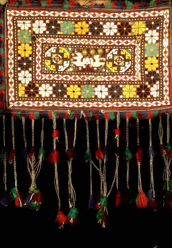 Glücksamulett, Uzbekistan, um 1900, ca. 43 x 27 cm, Schätzwert: 580.- EURO, EHZ: 2 Seidenstickerei in Petit-Point-Technik, ...