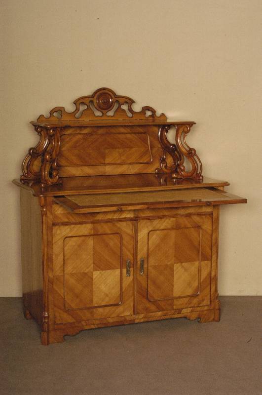 Aufsatzkredenz, mitteldeutsch, um 1860, Korus Weichholz, RÜsterfurnier gespiegelt, z.T. doppelt gespiegelt, Aufsatz mit reicher Schnitzerei aus ...