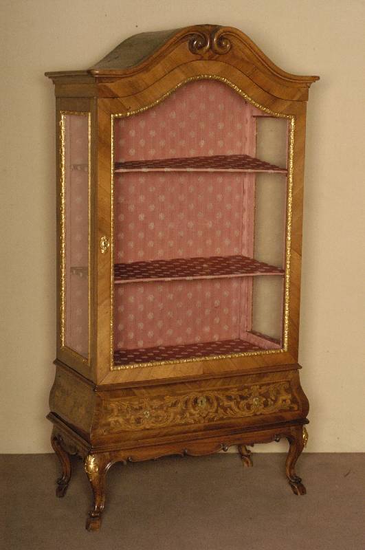Vitrine, Holland, um 1910/20, Korpus Weichholz, Barockstil, Unterteil gebaucht geschwungen, Zarge 6-fach geschweift, Beine geschweift, mit ...