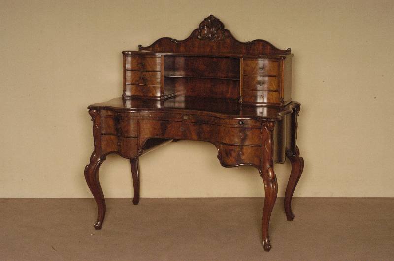 Damenschreibtisch, deutsch/wohl Dresden, um 1845/50, 2. Barock, allseitig geschweift, Mahagoni- bzw. Pyramidenmahagonfurnier, bis zu 6-fach ...