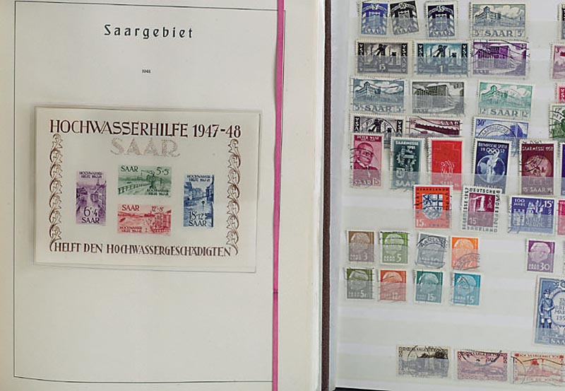 Konvolut 3 Briefmarkenalben, darunter Saarland, Berlin und Bundesrepublik nach 1949, Saarland z.T. in Klemmtaschen, Hoch- wasserhilfe Blocks, um ...