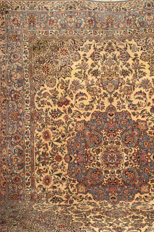 Esfahan Alt, Persien, ca. 60 Jahre, Korkwolle, ca. 400 x 300 cm, SchÄtzwert: 9000.- EURO, EHZ: 2. Sehr guter Zustand. Selte ner Weißgrundiger ...