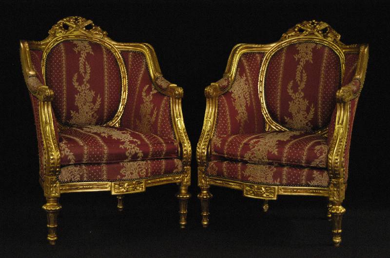 Sessel, deutsch, um 1910, Louis XVI, gedrechselte Beine kanneliert, gebogene RÜckenlehne mit BekrÖnung, goldfarben gefaßt, Polsterung und Bezug ...