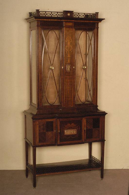 Vitrine, England, um 1910, Korpus Weichholz, Mahagoni massiv, z.T. Mahagonifurnier, auf konischen Hochbeinen, dazwischen Ablage mit Galerie, ...